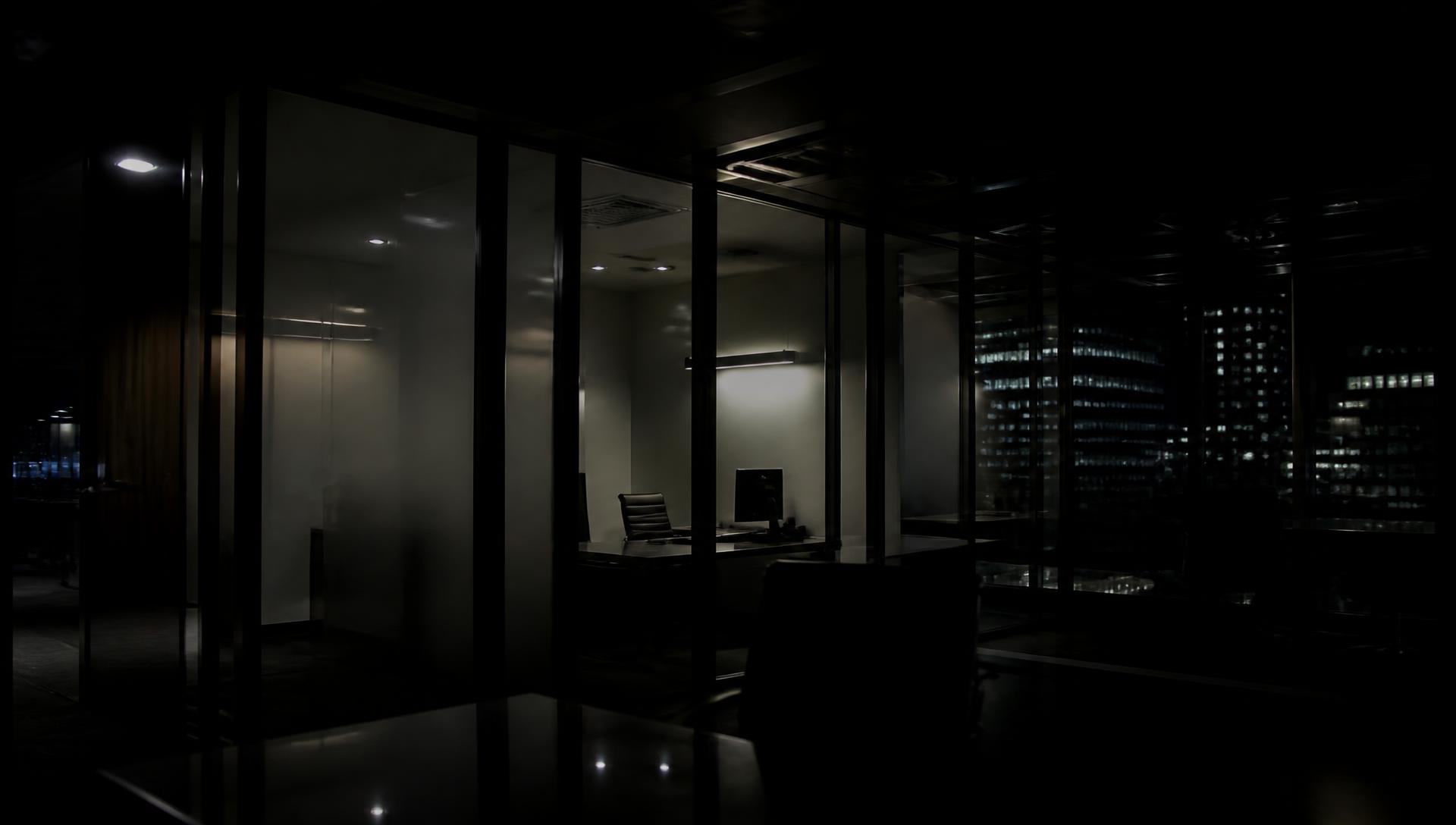 Interior de escritório corporativo em baixa luz